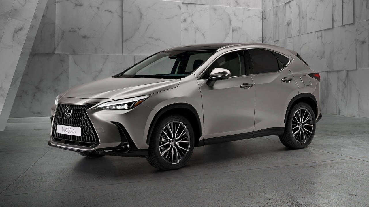 Lexus NX 350h külgvaates 
