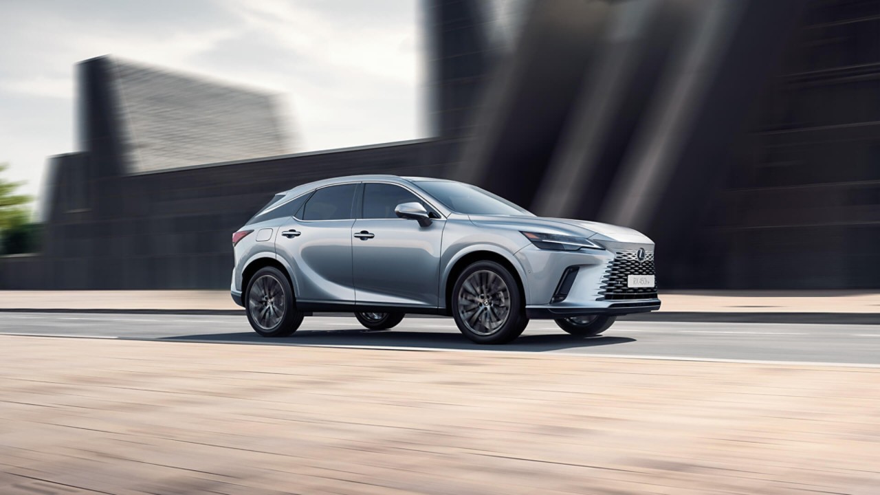 Lexus RX 450h+ külgvaates