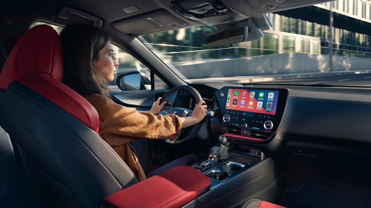 Lexus NX-iga sõitev naine 